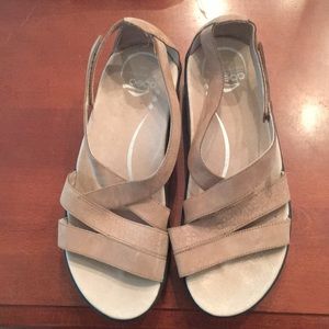 Abeo by The Walking Company Sz 8 M Taupe Sandal